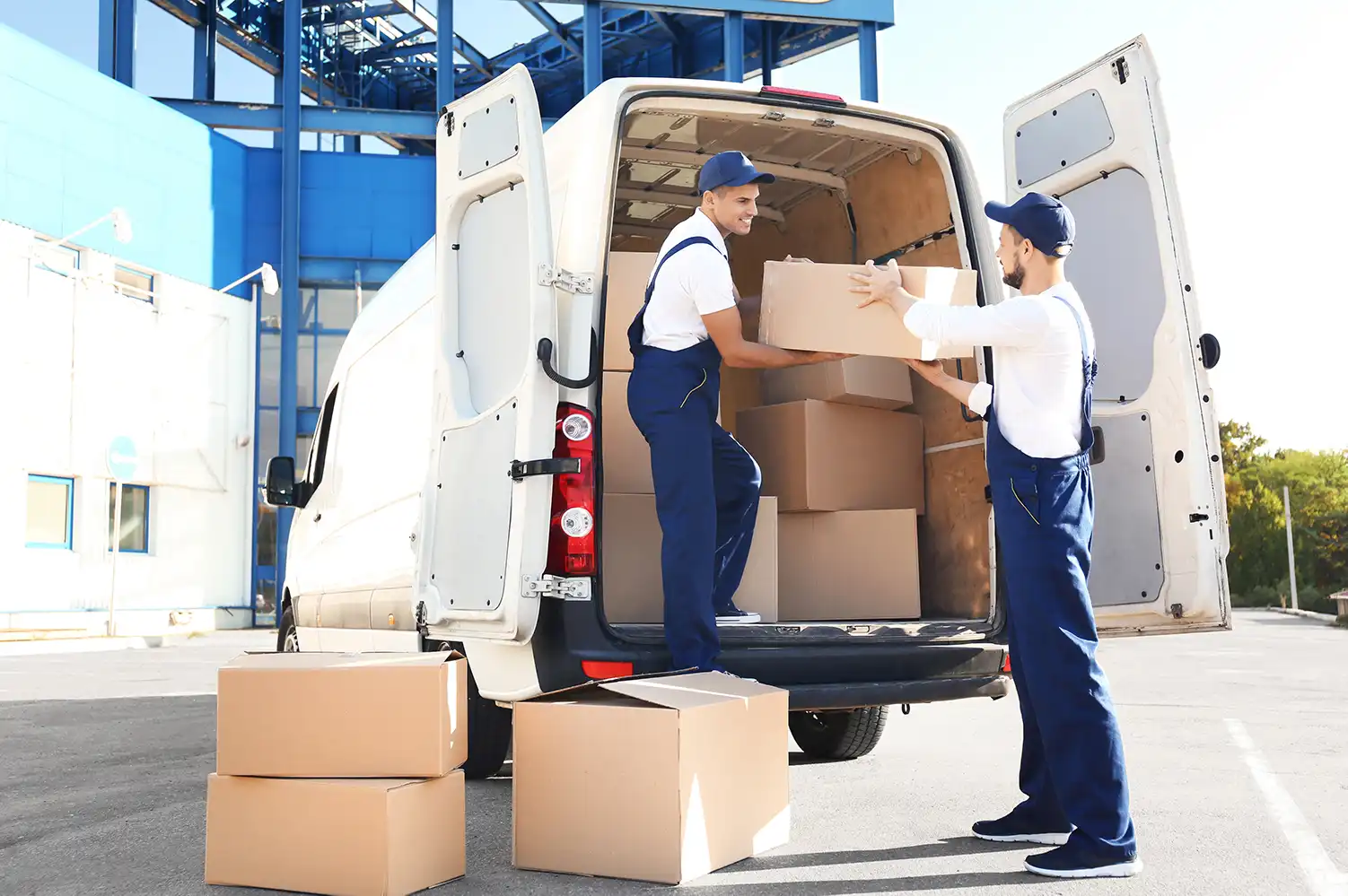 1A Qualitäts Umzüge GmbH - Auslieferer entladen Umzugskartons aus dem Auto