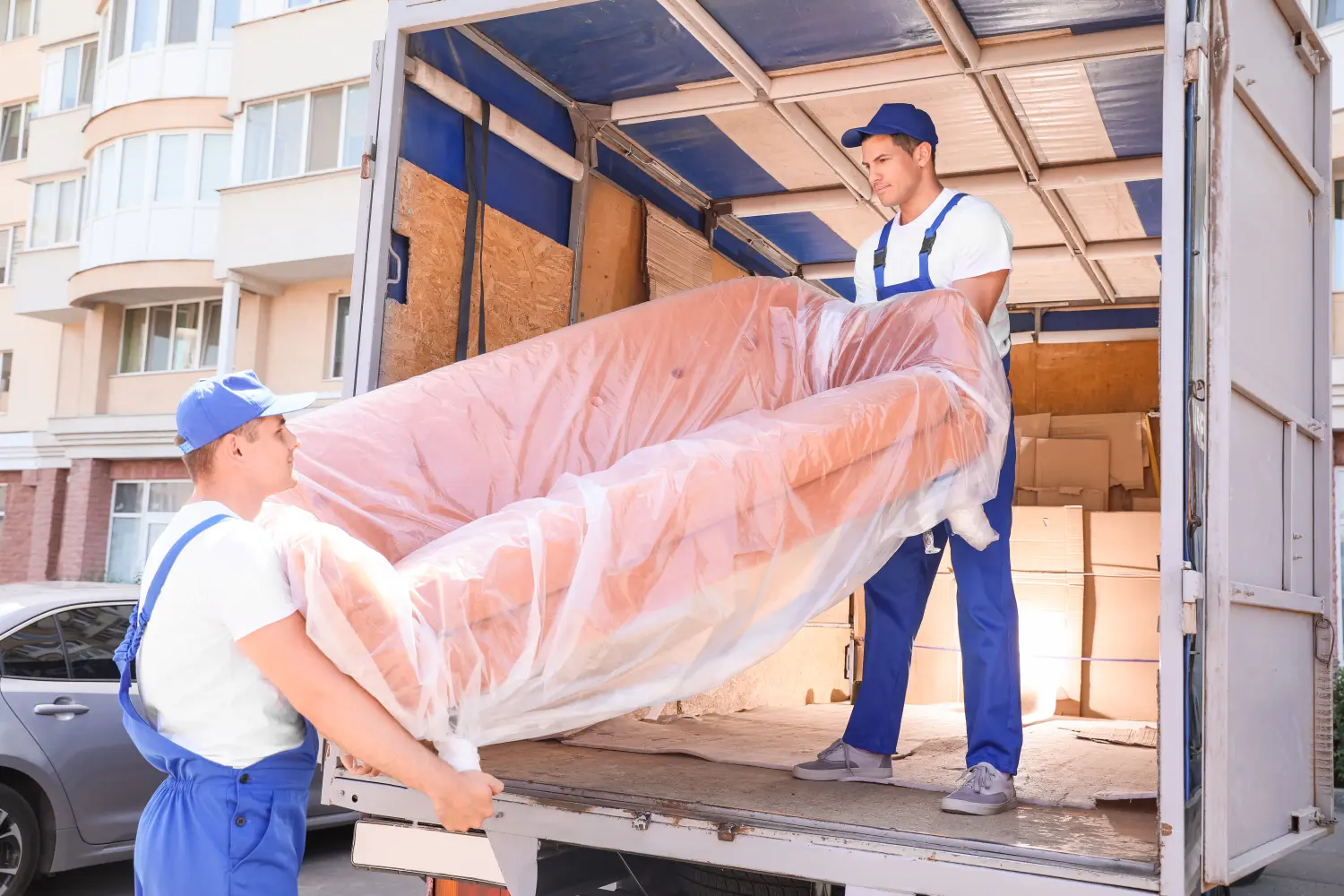 1A Qualitäts Umzüge GmbH - Lader, die Möbel vom Laster nehmen