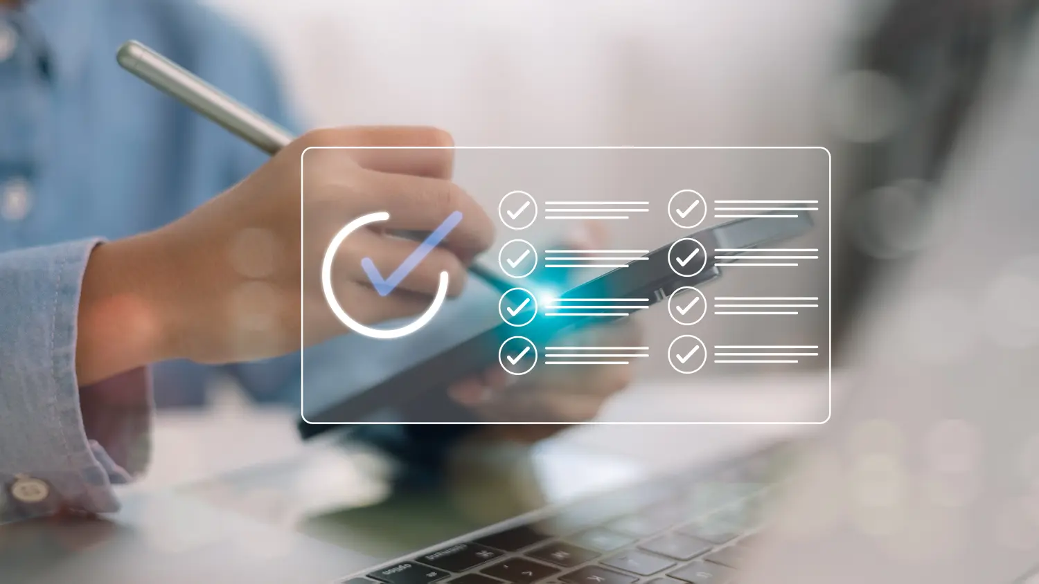 1A Qualitäts Umzüge GmbH - Ein Mann benutzt Smartphones und überprüft das richtige Symbol für die Einhaltung von Vorschriften, Dienstleistungen 