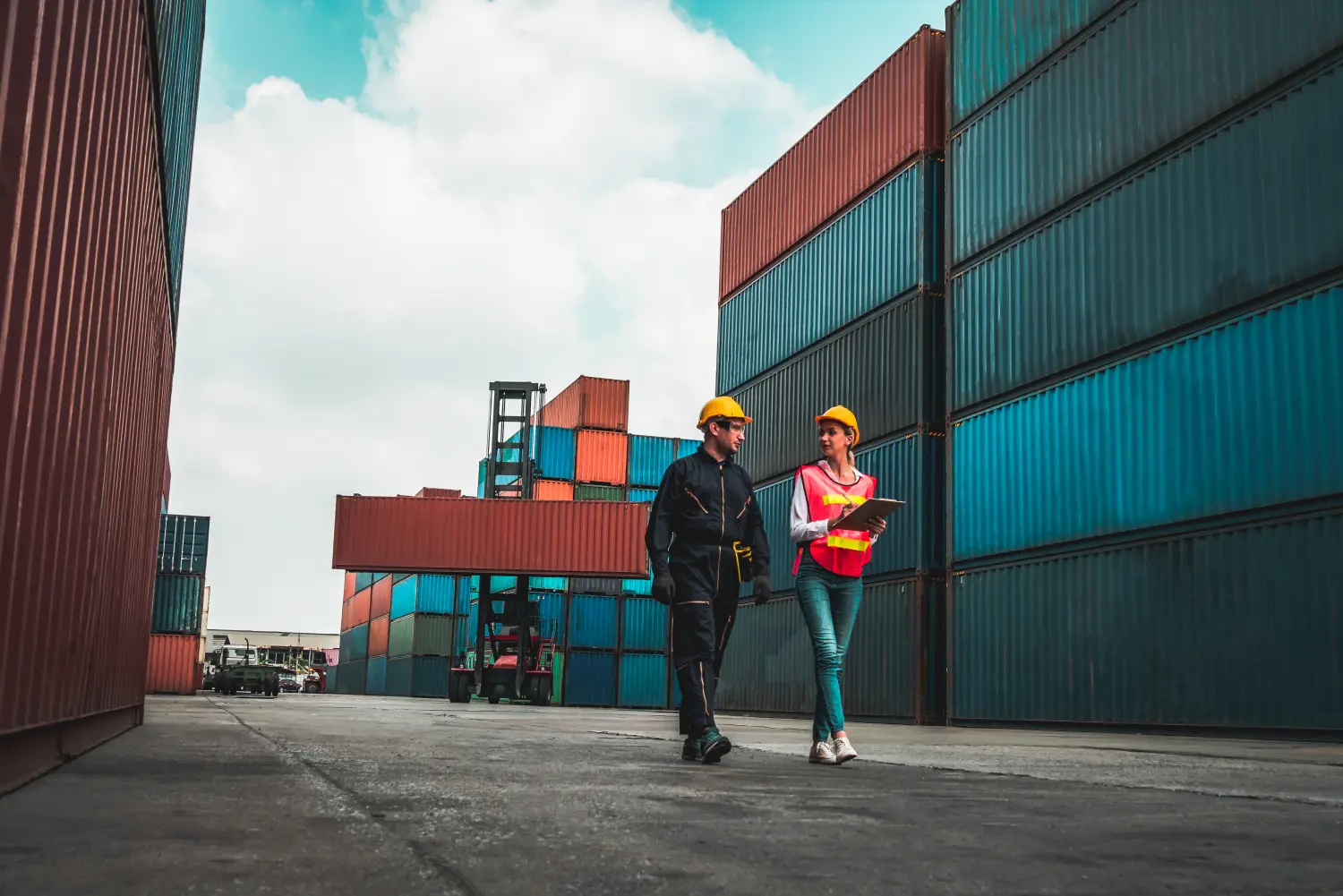 1A Qualitäts Umzüge GmbH - Industriearbeiter arbeitet mit einem Kollegen auf einem Überseecontainerplatz