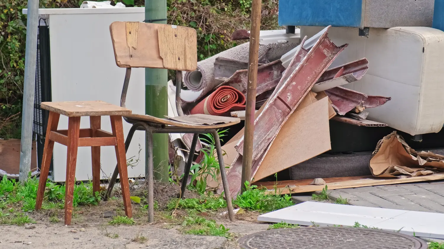 1A Qualitäts Umzüge GmbH - Alte Möbel, die im Freien am Straßenrand entsorgt wurden,